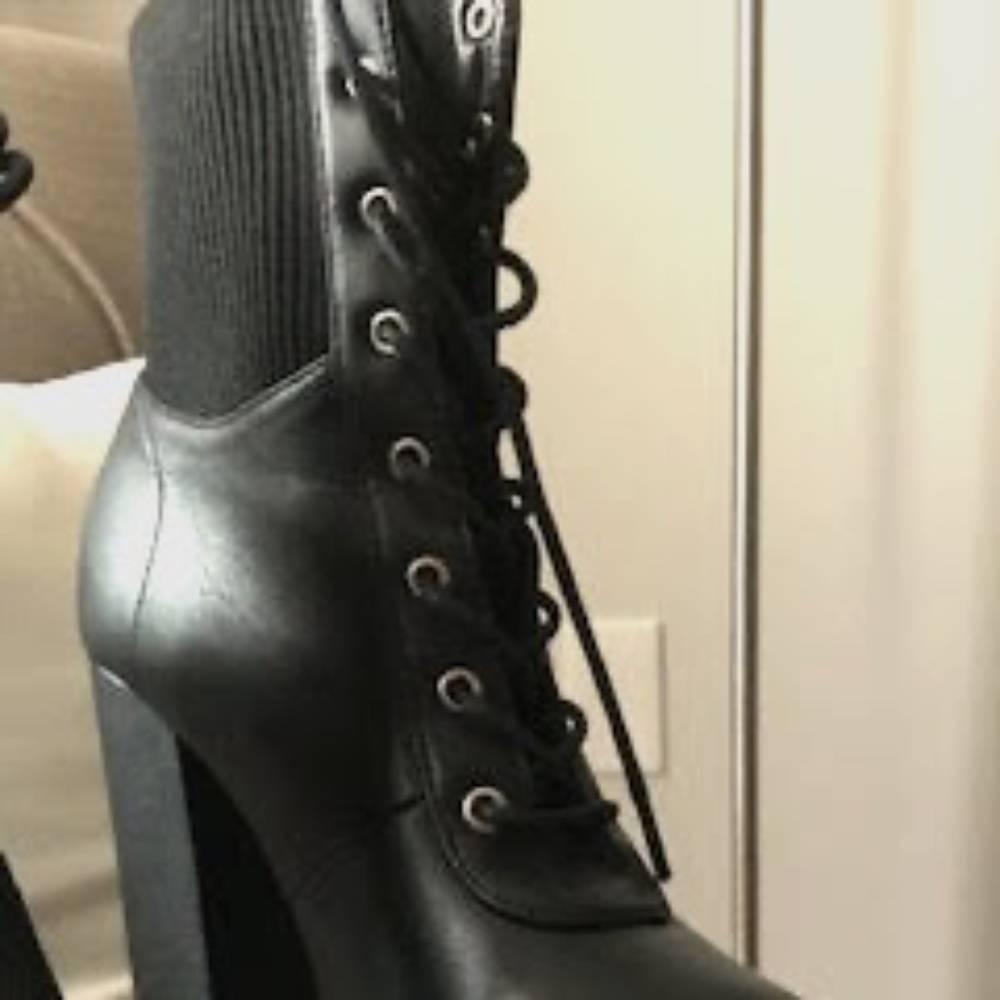 Black Heel Boots 👀
